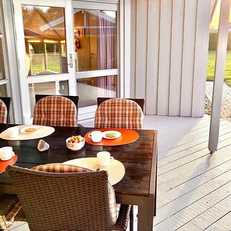 Lovely Family In Quiet Waterside Setting *
